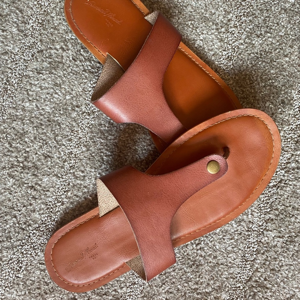 2 pairs of cute sandals. Great condition. 🩴